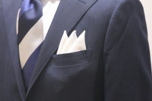 『ポケットチーフを挿すだけでおしゃれに』スーツに｜スーツに合うポケットチーフの折り方