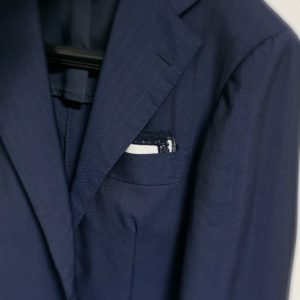 『ポケットチーフを挿すだけでおしゃれに』スーツに｜スーツに合うポケットチーフの折り方