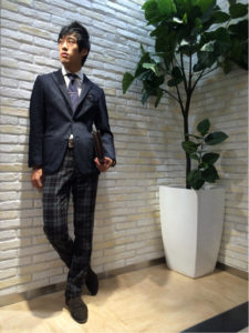 柄パンツで視線が下がるコーデ