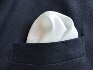 『ポケットチーフを挿すだけでおしゃれに』スーツに｜スーツに合うポケットチーフの折り方