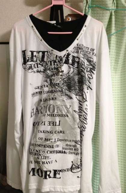 『初心者向き』メンズのダサい服・避けるべきアイテム紹介｜英語の文字が大きく書いてあるTシャツ
